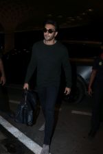 Ranveer Singh Spotted At Airport on 7th Nov 2017 (8)_5a014e063b3be.JPG