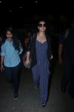 Kajol Spotted At Airport on 11th Nov 2017 (1)_5a091dd41a056.JPG