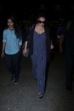 Kajol Spotted At Airport on 11th Nov 2017 (11)_5a091ddc7888e.JPG