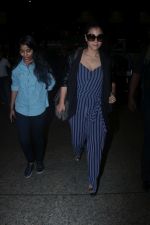 Kajol Spotted At Airport on 11th Nov 2017 (16)_5a091de0a14a5.JPG