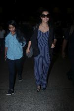 Kajol Spotted At Airport on 11th Nov 2017 (17)_5a091de16fa4a.JPG