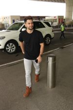 Kunal Khemu Spotted At Airport on 11th Nov 2017 (5)_5a091dff95654.JPG