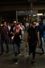 Shahid Kappor With Wife And Daughter Spotted At Airport on 10th Nov 2017 (3)_5a09162437244.JPG
