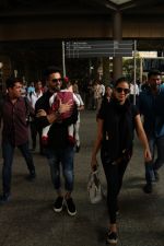 Shahid Kappor With Wife And Daughter Spotted At Airport on 10th Nov 2017 (4)_5a091624e3184.JPG