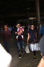 Shahid Kappor With Wife And Daughter Spotted At Airport on 10th Nov 2017 (7)_5a091626cacf1.JPG