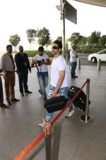 Tusshar Kapoor Spotted At Airport on 11th Nov 2017 (1)_5a091ec56edf8.JPG