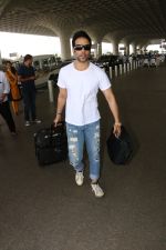 Tusshar Kapoor Spotted At Airport on 11th Nov 2017 (7)_5a091ece0bfe8.JPG