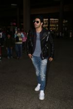 Varun Dhavan With Mom Spotted At Airport on 10th Nov 2017 (13)_5a09164a9bd18.JPG