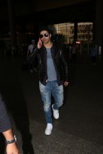 Varun Dhavan With Mom Spotted At Airport on 10th Nov 2017 (5)_5a091645e5182.JPG