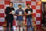 Farhan Akhtar at the Book Launch of Kashmir Naama on 14th Nov 2017 (32)_5a0bbe3094600.JPG