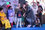 Kanika Kapoor at Bhamla Foundation Host Children_s Day Celebration With Physically Disabled Kids on 14th Nov 2017 (2)_5a0bbe6e08600.JPG
