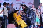 Kanika Kapoor at Bhamla Foundation Host Children_s Day Celebration With Physically Disabled Kids on 14th Nov 2017 (5)_5a0bbe6fba20f.JPG