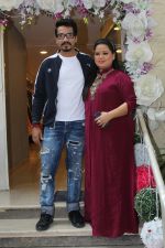 Harsh Limbachiyaa & Bharti Singh Visit Neeta Lulla Store For Wedding Preparations on 15th Nov 2017 (15)_5a0d027e09c51.JPG
