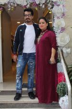 Harsh Limbachiyaa & Bharti Singh Visit Neeta Lulla Store For Wedding Preparations on 15th Nov 2017 (17)_5a0d027f79704.JPG