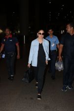 Kareena Kapoor Spotted At Airport on 15th Nov 2017 (2)_5a0d02977257e.JPG
