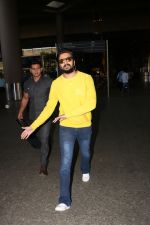 Riteish Deshmukh Spotted At Airport on 15th Nov 2017 (16)_5a0d02c0d5c51.JPG