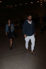John Abraham With His Wife Spotted At Airport on 16th Nov 2017 (14)_5a0e7e88c6498.JPG