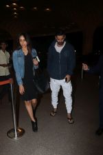 John Abraham With His Wife Spotted At Airport on 16th Nov 2017 (18)_5a0e7e8b94387.JPG
