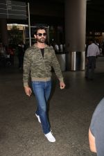 Amit Gaur Spotted At Airport on 18th Nov 2017 (28)_5a102589e6acf.JPG