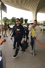 Karan Johar Spotted At Airport on 17th Nov 2017 (16)_5a0fd1d9ed96c.JPG