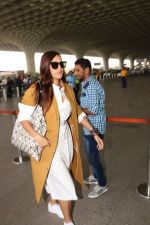 Neha Dhupia Spotted At Airport on 17th Nov 2017 (1)_5a0fd203a8cff.JPG