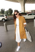 Neha Dhupia Spotted At Airport on 17th Nov 2017 (11)_5a0fd2097a20e.JPG