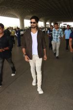 Shahid Kapoor Spotted At Airport on 17th Nov 2017 (10)_5a0fd23b38bfd.JPG