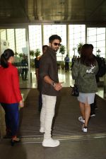 Shahid Kapoor Spotted At Airport on 17th Nov 2017 (15)_5a0fd24231fa6.JPG
