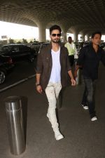 Shahid Kapoor Spotted At Airport on 17th Nov 2017 (8)_5a0fd23893980.JPG