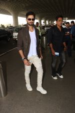 Shahid Kapoor Spotted At Airport on 17th Nov 2017 (9)_5a0fd23a019be.JPG