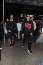 Shahid Kapoor, Karan Johar Spotted At Airport on 18th Nov 2017 (37)_5a102311ba509.JPG
