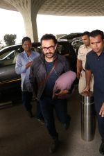 Aamir Khan Spotted At Airport on 20th Nov 2017 (4)_5a130f4c38c36.JPG