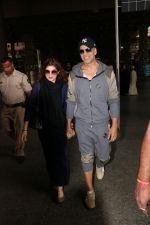 Akshay Kumar And Twinkle Khanaa Spotted At Airport on 20th Nov 2017 (12)_5a130f60a46fa.JPG