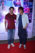 Shah Rukh Khan, Farhan Akhtar at The Red Carpet Of Lalkaar Concert on 21st Nov 2017 (81)_5a152d295dea0.JPG