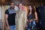 Aashka Goradia, Brent Goble at the Designer Duo Pawan & Pranav designs Wedding Outfit for Brent Goble on 22nd Nov 2017 (15)_5a16538ba081f.JPG