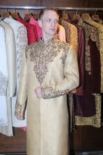 Brent Goble at the Designer Duo Pawan & Pranav designs Wedding Outfit for Brent Goble on 22nd Nov 2017 (12)_5a1653473b1ce.JPG