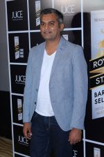 Neeraj Ghaywan at Royal Stag Barrel Select Host Special Screening Of Film Juice on 22nd Nov 2017 (50)_5a16467285b52.JPG