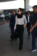 Kareena Kapoor Spotted At International Airport on 24th Nov 2017 (19)_5a182a5b36650.JPG
