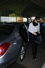 Kareena Kapoor Spotted At International Airport on 24th Nov 2017 (3)_5a182a4fa75e5.JPG