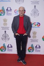 Anupam Kher At Red Carpet For Film CHUTNEY At IFFI 2017 on 25th Nov 2017 (1)_5a197e837e2c4.JPG