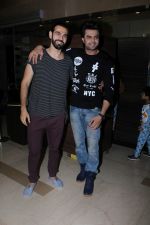 Manish Paul, Sunil Grover at the Special Screening Of Film Julie 2 on 24th Nov 2017 (31)_5a19102a1f45f.JPG