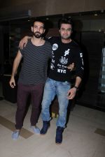 Manish Paul, Sunil Grover at the Special Screening Of Film Julie 2 on 24th Nov 2017 (32)_5a1910aa3f9ab.JPG