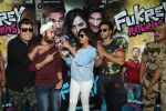Pulkit Samrat, Richa Chadda, Manjot Singh, Varun Sharma at Fukrey Returns Cast Visit Andheri Metro Station on 30th Nov 2017 (12)_5a215f89a0ec4.JPG
