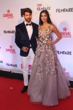 Hrithik Roshan, Pooja Hegde at the Red Carpet Of Filmfare Glamour & Style Awards on 1st Dec 2017 (262)_5a2249622db18.JPG
