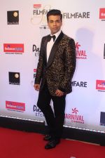 Karan Johar at the Red Carpet Of Filmfare Glamour & Style Awards on 1st Dec 2017 (144)_5a22472d333d7.JPG