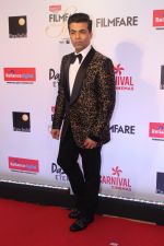Karan Johar at the Red Carpet Of Filmfare Glamour & Style Awards on 1st Dec 2017 (145)_5a22472e4f74c.JPG