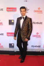 Karan Johar at the Red Carpet Of Filmfare Glamour & Style Awards on 1st Dec 2017 (149)_5a22473288a25.JPG