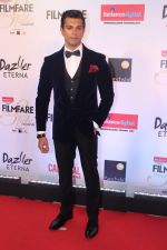Karan Singh Grover at the Red Carpet Of Filmfare Glamour & Style Awards on 1st Dec 2017 (64)_5a2247631b313.JPG