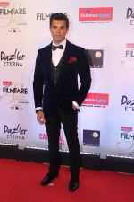 Karan Singh Grover at the Red Carpet Of Filmfare Glamour & Style Awards on 1st Dec 2017 (66)_5a224764966b4.JPG