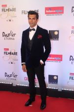 Karan Singh Grover at the Red Carpet Of Filmfare Glamour & Style Awards on 1st Dec 2017 (67)_5a2247652f12f.JPG